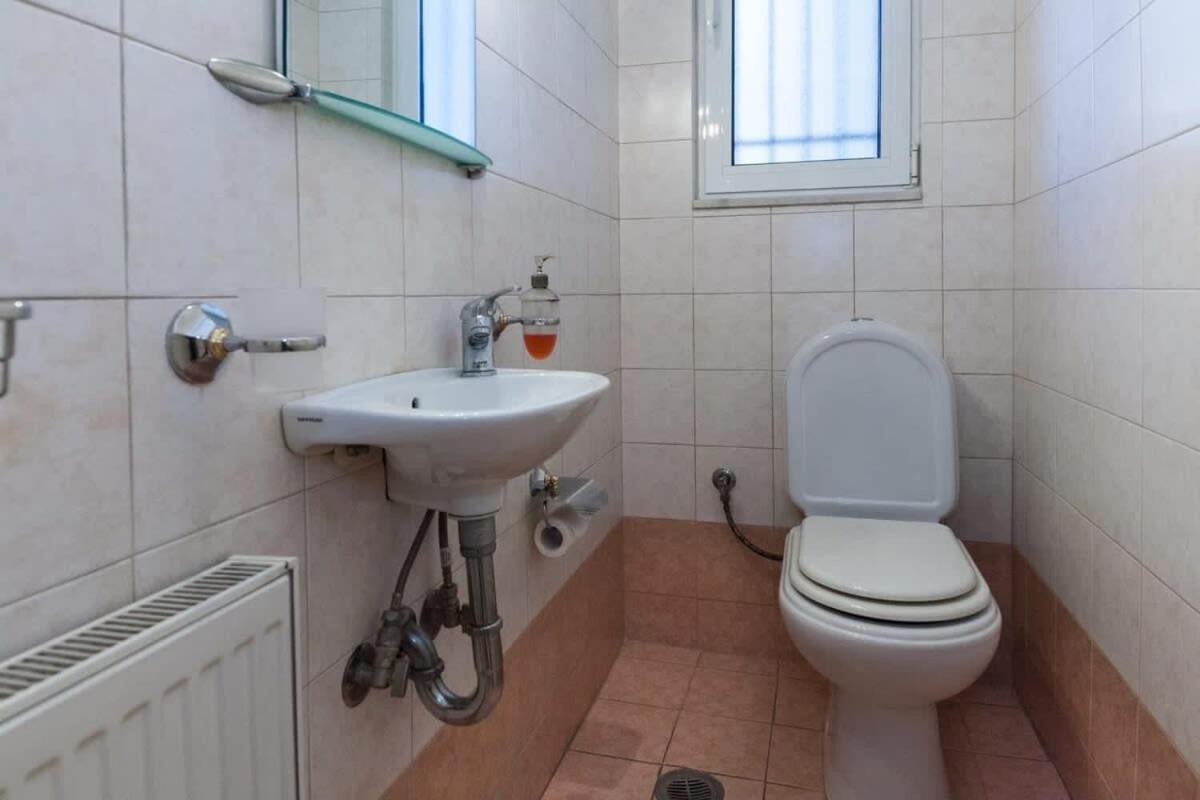 אתונה Scenic Balcony Apt In Vibrant Petralona מראה חיצוני תמונה